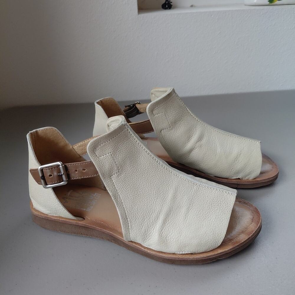 MIZ MOOZ Gladiator Sandals Shoes Sz 38 WIDE Cream Leather Open Toe FOUND Buckle